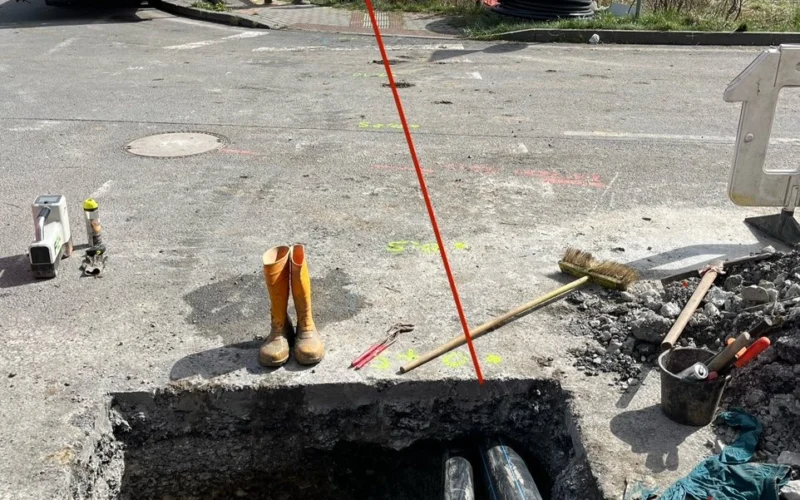 Cieľová jama v asfalte v Čadci s dvoma zatiahnutými PE potrubiami.