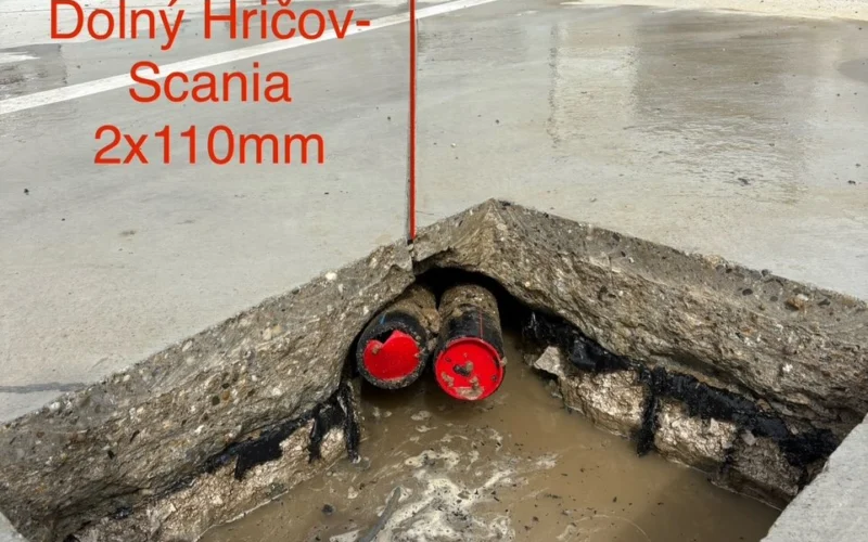 Jama v betónovej ploche priemyselného areálu v Dolnom Hričove s dvoma chráničkami.