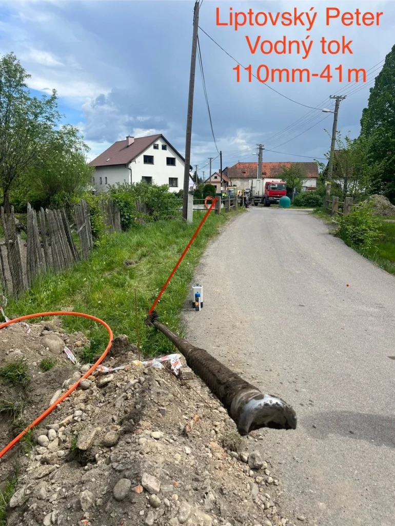 Potrubie po prechode popod vodný tok v obci Liptovský Peter, pri miestnej ceste.