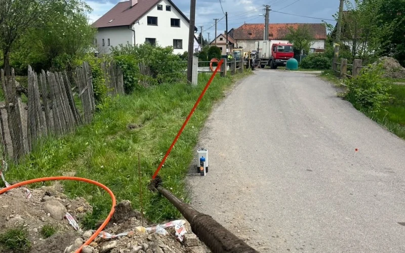 Potrubie po prechode popod vodný tok v obci Liptovský Peter, pri miestnej ceste.