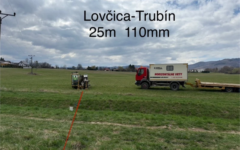 Vrtná súprava a vozidlo D-Drill na lúke v obci Lovčica-Trubín počas riadeného pretlaku.
