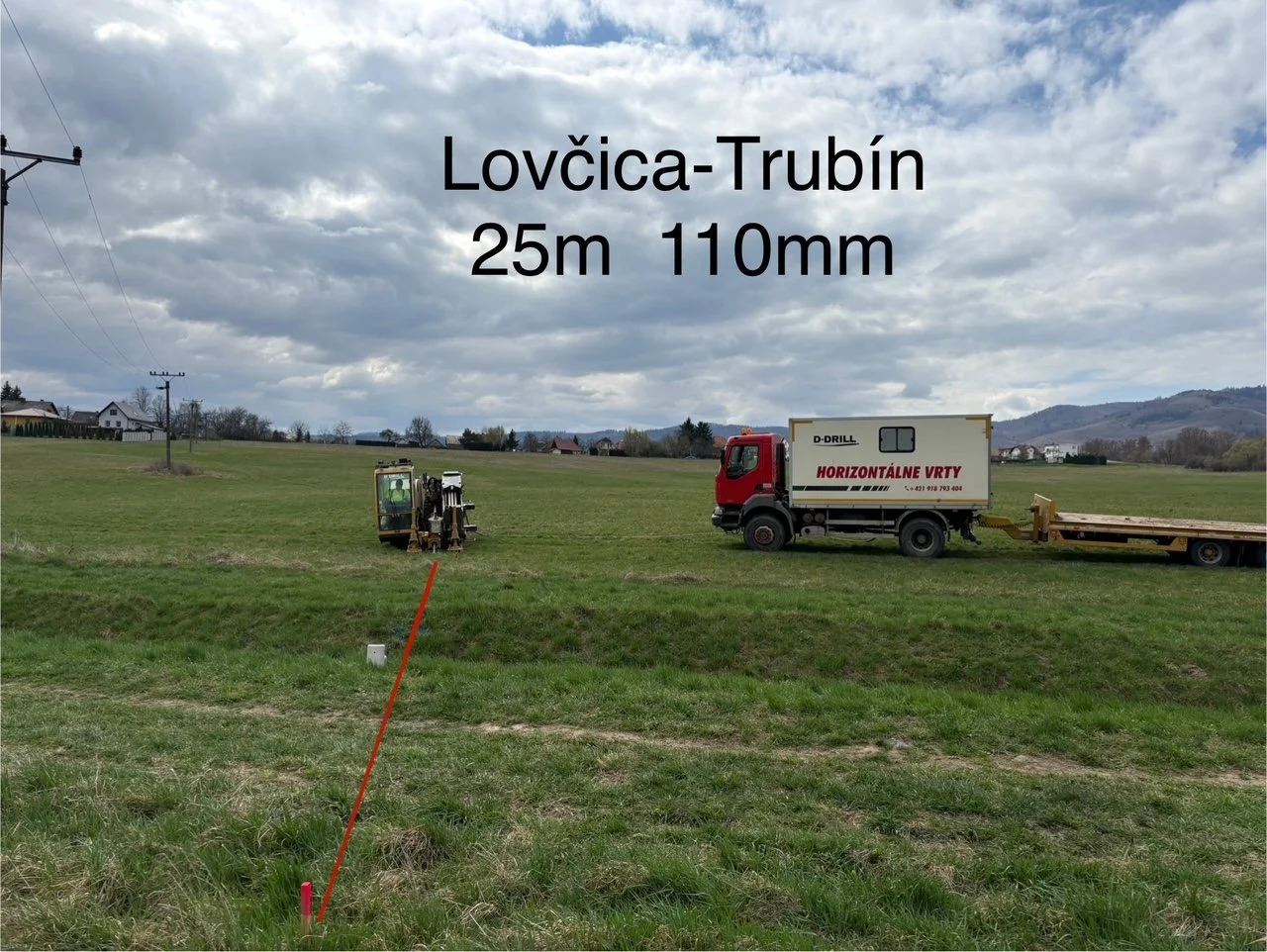 Vrtná súprava a vozidlo D-Drill na lúke v obci Lovčica-Trubín počas riadeného pretlaku.