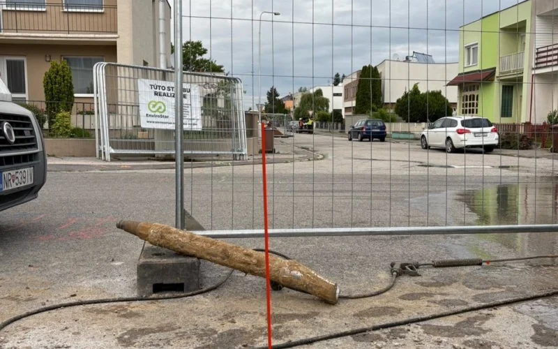 Ohradená jama a vrtná hlava pri ulici v obytnej zóne v Topoľčanoch.